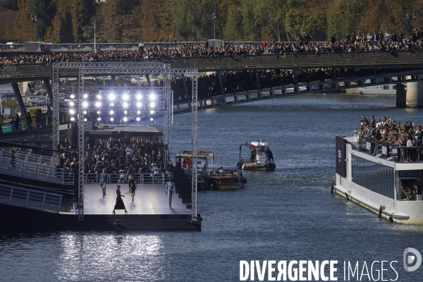 Défilé l oreal  paris: showtime on the seine!