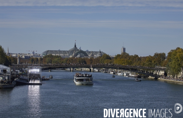 Défilé l oreal  paris: showtime on the seine!