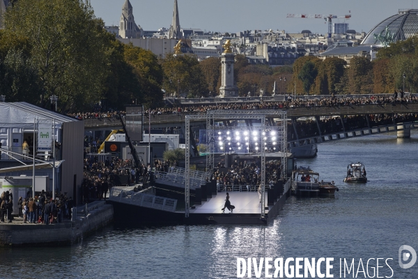Défilé l oreal  paris: showtime on the seine!