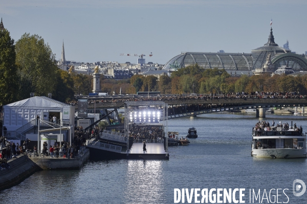 Défilé l oreal  paris: showtime on the seine!