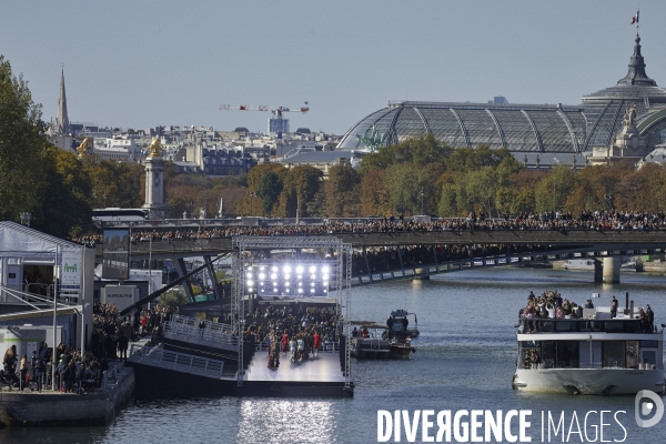 Défilé l oreal  paris: showtime on the seine!