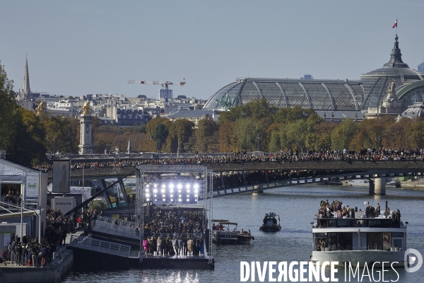 Défilé l oreal  paris: showtime on the seine!