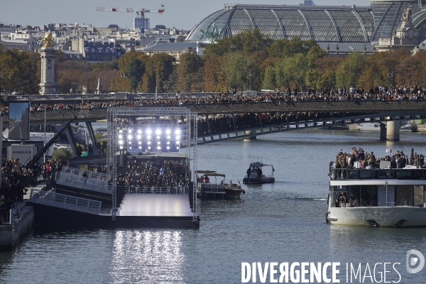 Défilé l oreal  paris: showtime on the seine!