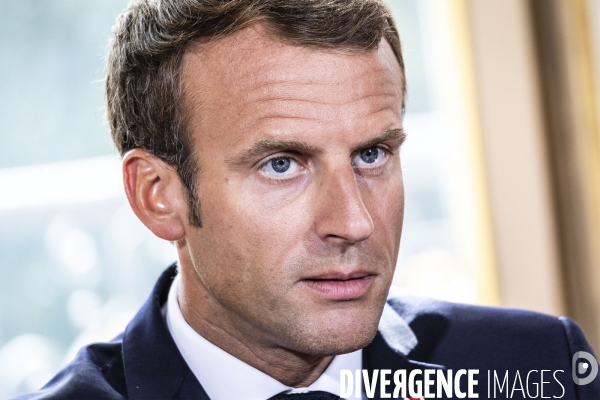 Emmanuel Macron  signe le texte de loi « Travail : liberté du choix de son avenir professionnel »