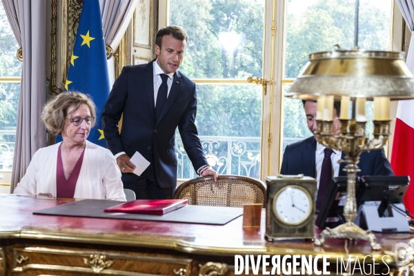 Emmanuel Macron  signe le texte de loi « Travail : liberté du choix de son avenir professionnel »