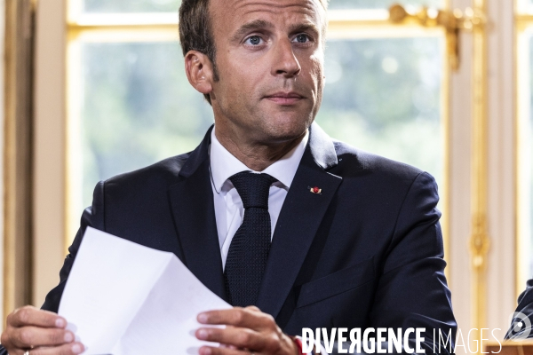 Emmanuel Macron  signe le texte de loi « Travail : liberté du choix de son avenir professionnel »