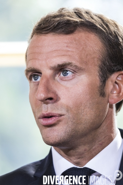 Emmanuel Macron  signe le texte de loi « Travail : liberté du choix de son avenir professionnel »