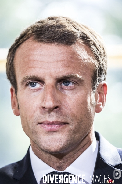 Emmanuel Macron  signe le texte de loi « Travail : liberté du choix de son avenir professionnel »