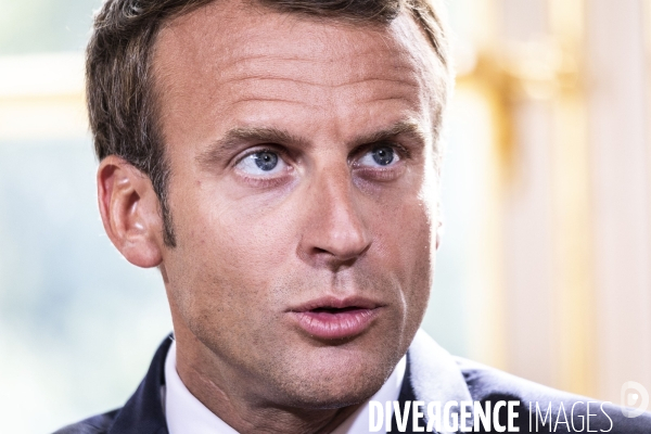 Emmanuel Macron  signe le texte de loi « Travail : liberté du choix de son avenir professionnel »