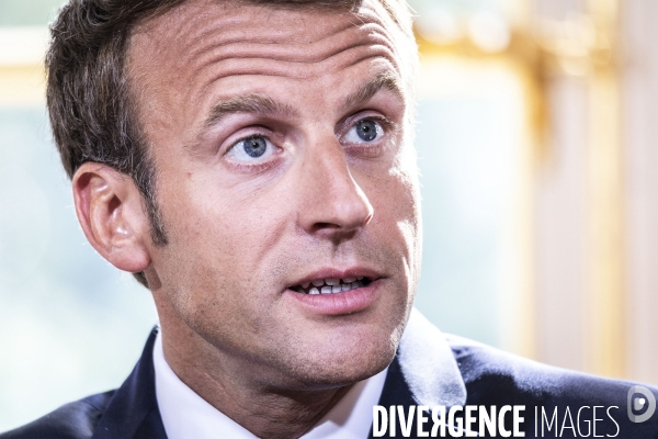 Emmanuel Macron  signe le texte de loi « Travail : liberté du choix de son avenir professionnel »