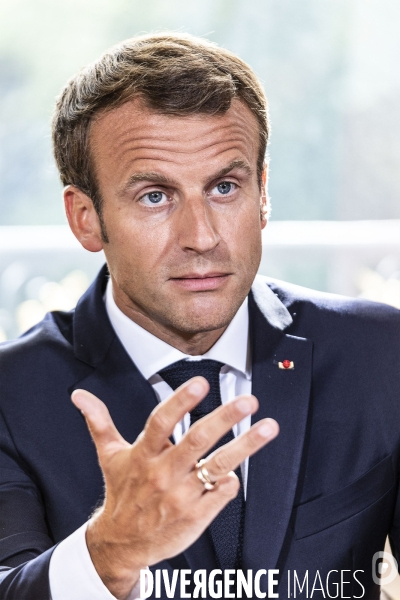 Emmanuel Macron  signe le texte de loi « Travail : liberté du choix de son avenir professionnel »