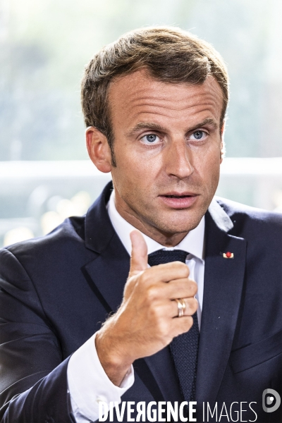 Emmanuel Macron  signe le texte de loi « Travail : liberté du choix de son avenir professionnel »