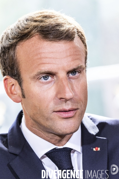 Emmanuel Macron  signe le texte de loi « Travail : liberté du choix de son avenir professionnel »