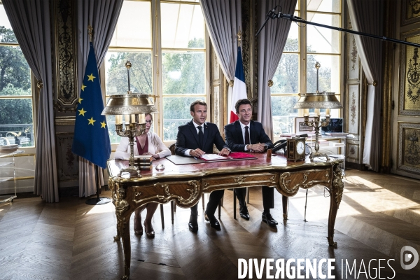 Emmanuel Macron  signe le texte de loi « Travail : liberté du choix de son avenir professionnel »