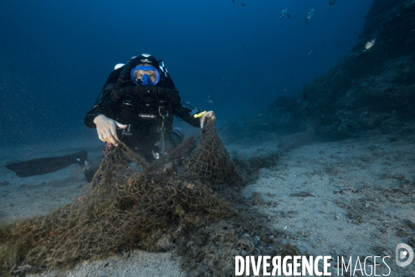 Découverte d un filet de peche abandonné - Discovery of an abandoned fishing net