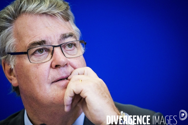 Jean-Paul Delevoye reçoit les partenaires sociaux.