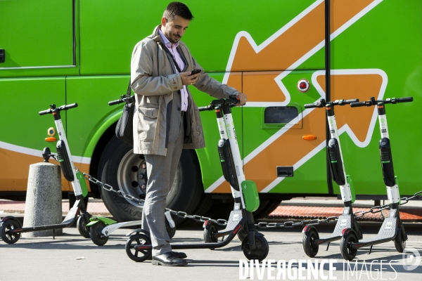 La trottinette électrique dans le chaos de la mobilité à Paris.