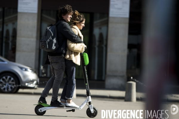 La trottinette électrique dans le chaos de la mobilité à Paris.