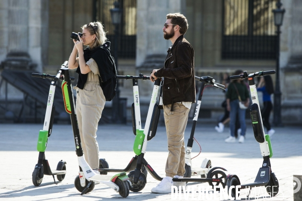 La trottinette électrique dans le chaos de la mobilité à Paris.