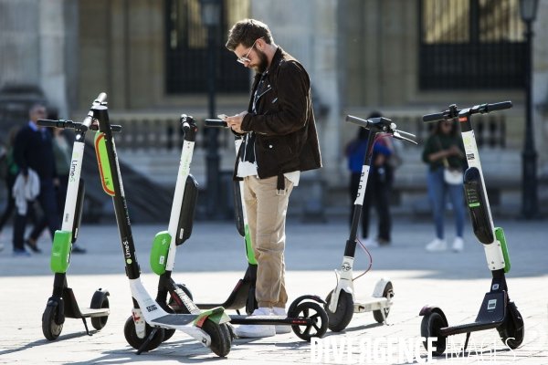 La trottinette électrique dans le chaos de la mobilité à Paris.