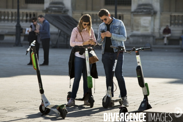 La trottinette électrique dans le chaos de la mobilité à Paris.