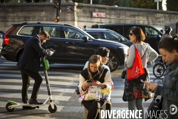 La trottinette électrique dans le chaos de la mobilité à Paris.