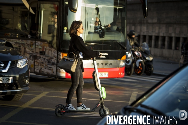 La trottinette électrique dans le chaos de la mobilité à Paris.