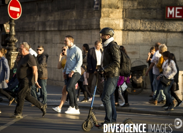 La trottinette électrique dans le chaos de la mobilité à Paris.