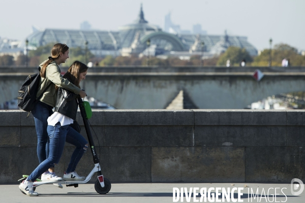 La trottinette électrique dans le chaos de la mobilité à Paris.