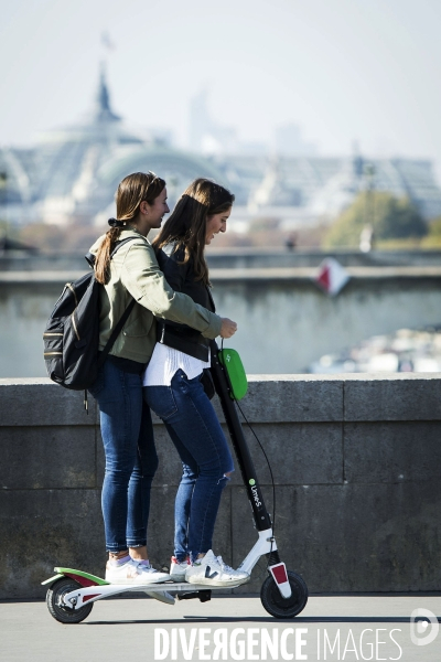 La trottinette électrique dans le chaos de la mobilité à Paris.