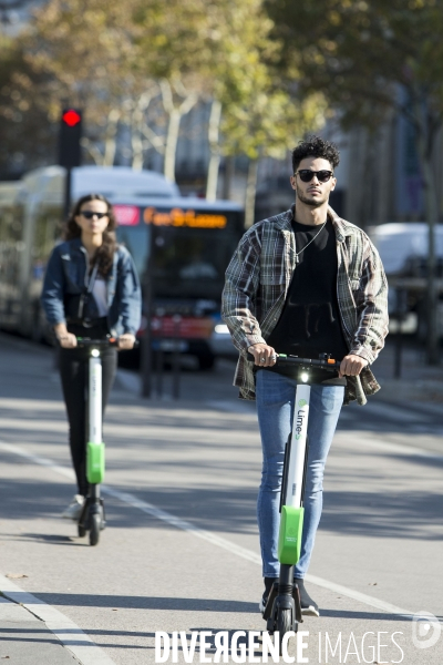 La trottinette électrique dans le chaos de la mobilité à Paris.