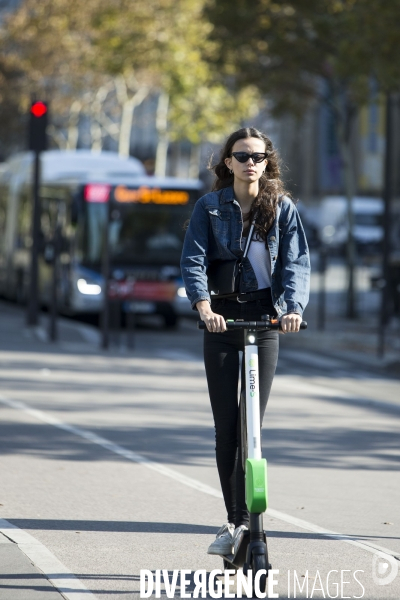 La trottinette électrique dans le chaos de la mobilité à Paris.