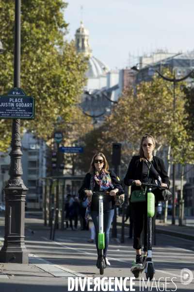 La trottinette électrique dans le chaos de la mobilité à Paris.