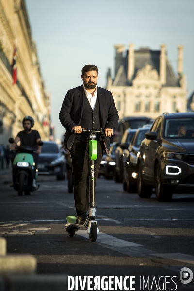 La trottinette électrique dans le chaos de la mobilité à Paris.