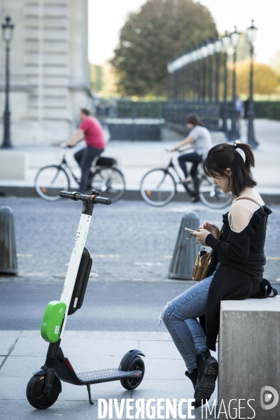 La trottinette électrique dans le chaos de la mobilité à Paris.