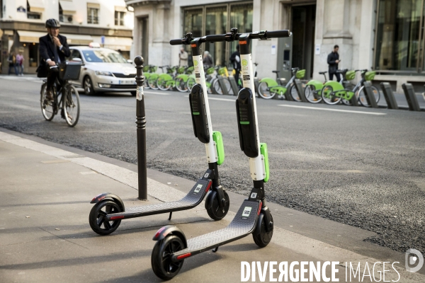 La trottinette électrique dans le chaos de la mobilité à Paris.