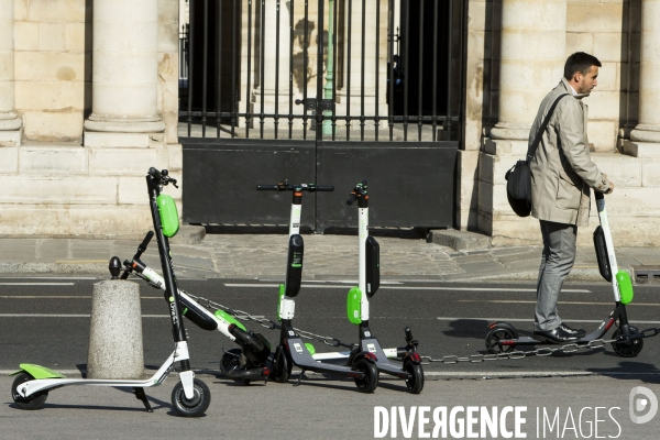 La trottinette électrique dans le chaos de la mobilité à Paris.