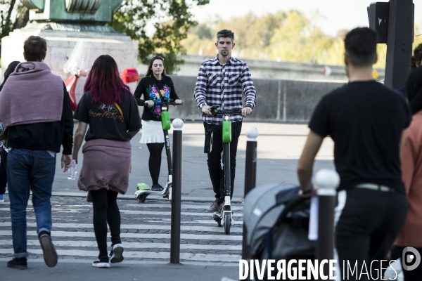 La trottinette électrique dans le chaos de la mobilité à Paris.