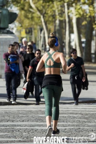 La trottinette électrique dans le chaos de la mobilité à Paris.