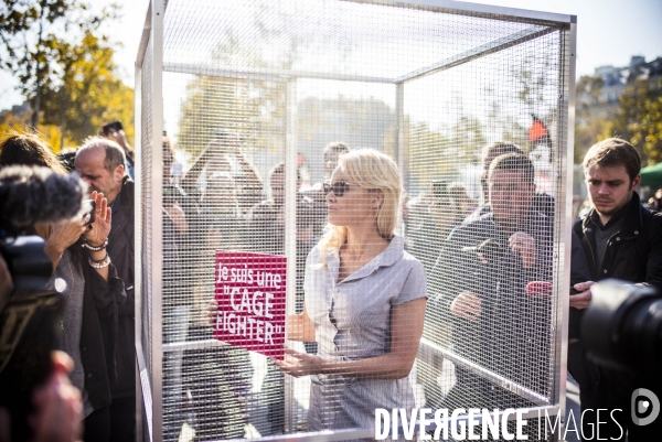 Action place de la republique contre l elevage des animaux en cage.