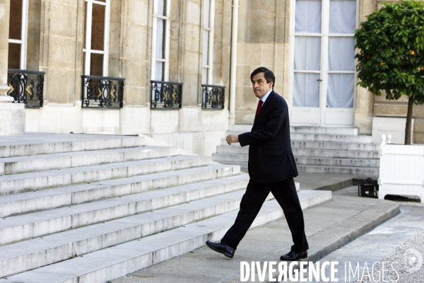 Nicolas sarkozy installe le comite de reflexion sur la modernisation des institutions de la cinquieme republique.