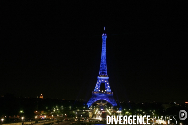 Illumination de la tour eiffel aux couleurs de l europe
