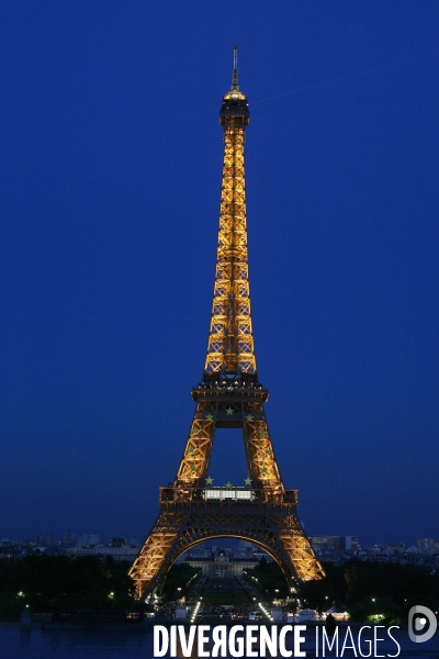 Illumination de la tour eiffel aux couleurs de l europe