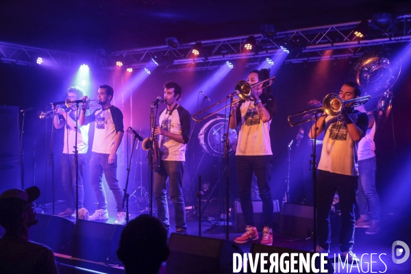 Nola(french connection brass band) en concert