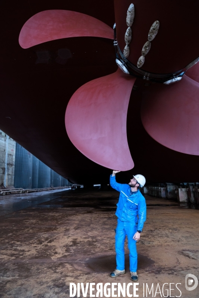 Sur les chantiers navals STX France de Saint-Nazaire.