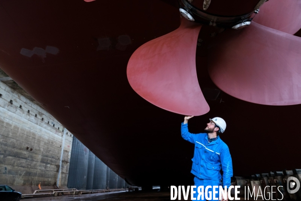 Sur les chantiers navals STX France de Saint-Nazaire.