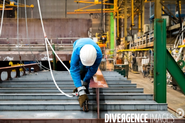Sur les chantiers navals STX France de Saint-Nazaire.