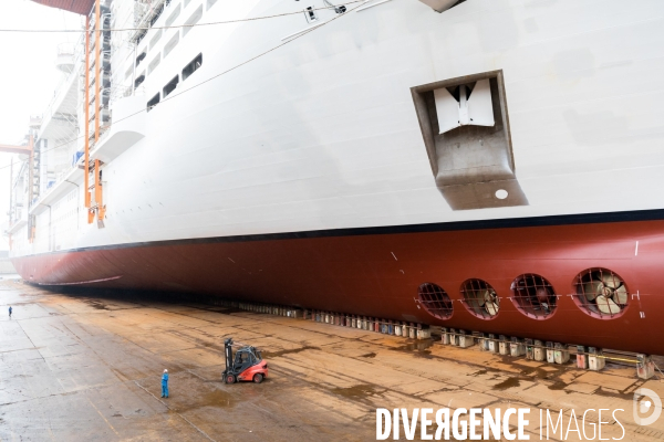 Sur les chantiers navals STX France de Saint-Nazaire.