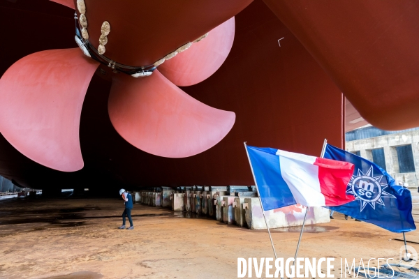 Sur les chantiers navals STX France de Saint-Nazaire.