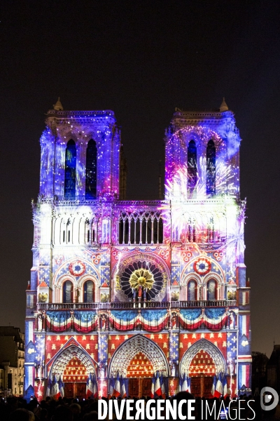 Le spectacle Dame de Coeur de Bruno SEILLIER sur la façade de Notre Dame de Paris.